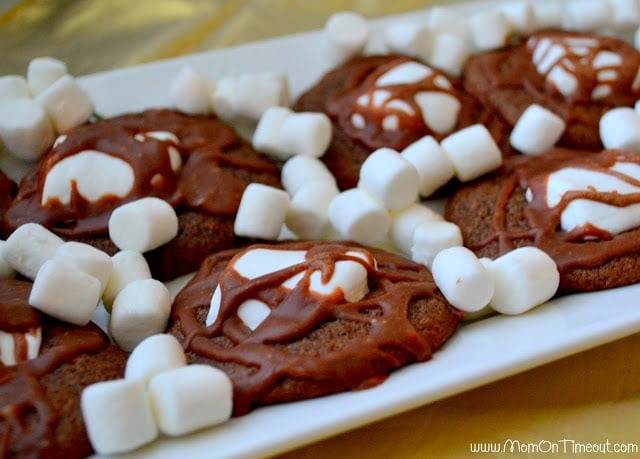 Kids go crazy for these Marshmallow and Chocolate Cookies! | MomOnTimeout.com