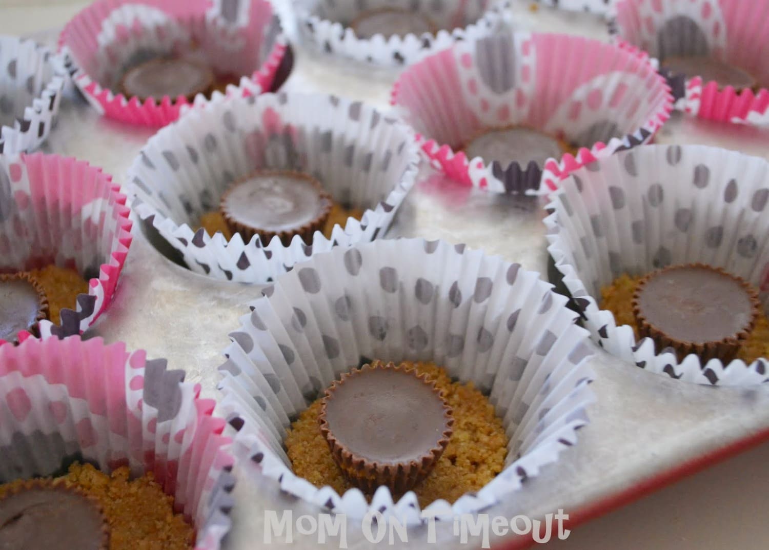 crust-mini-cheesecakes-with-reeses