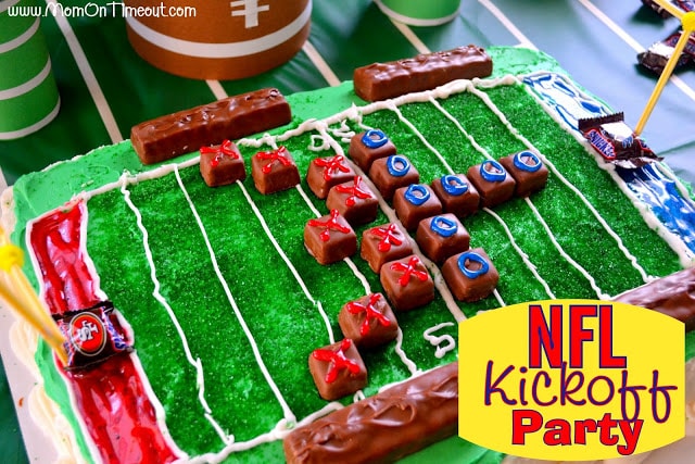 HOW TO DECORATE A FOOTBALL COURT CAKE WITH CHANTILLY