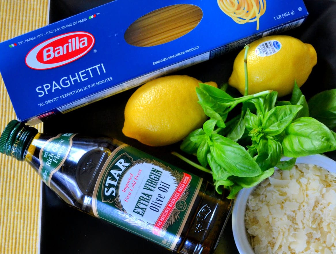 ingrediente spaghete cu lămâie așezate la bord