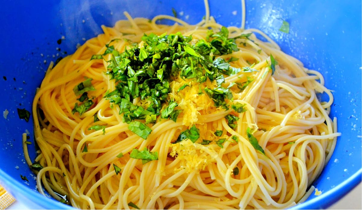 citronspaghetti ingredienser i stor blå skål