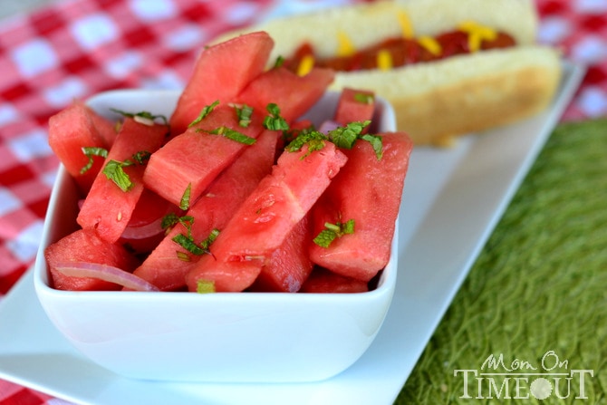 Ensalada de sandía balsámica - ¡tan ligera y refrescante que es perfecta para todo el verano! MomOnTimeout.com's perfect all summer long! MomOnTimeout.com