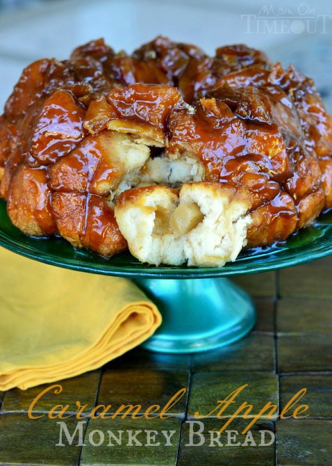 Caramel Apple Monkey Bread - if you love caramel apples, you're going to love this monkey bread! Oozing with caramel and fresh apples, it's the perfect way to start or end your day! Great for breakfast, brunch, dessert or anything in between! // Mom On Timeout