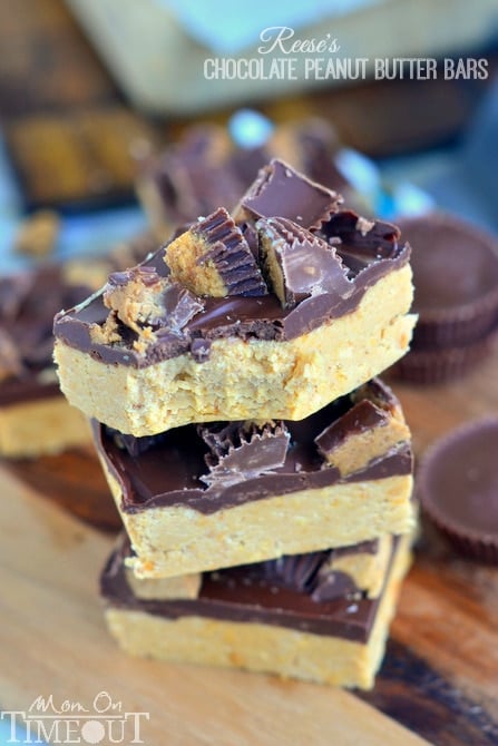 Satisfy your chocolate and peanut butter cravings in less than 30 minutes with these Reese's Chocolate Peanut Butter Bars! | MomOnTimeout.com