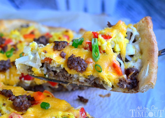 Make breakfast fun and delicious with this quick and easy Skinny Breakfast Pizza! | MomOnTimeout.com