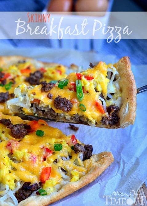 Make breakfast fun and delicious with this quick and easy Skinny Breakfast Pizza! | MomOnTimeout.com