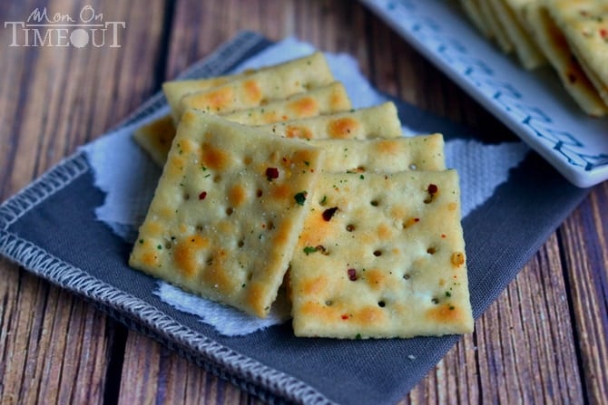 {Easy} Spicy Ranch Crackers are totally addicting and use only 4 ingredients! | MomOnTimeout.com