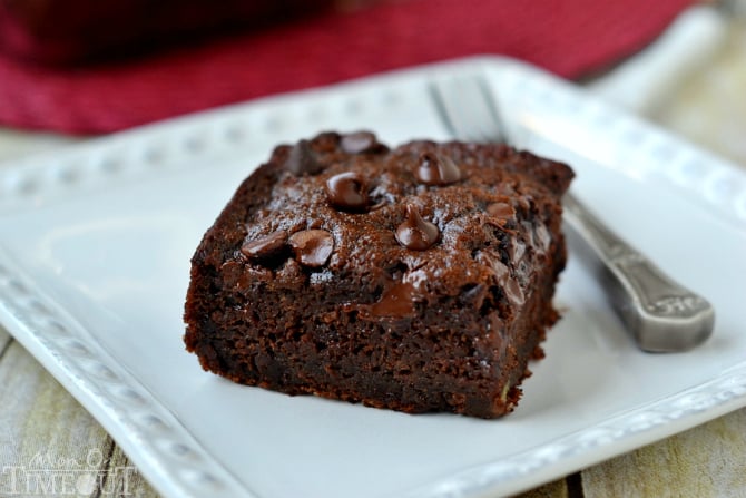 This one-bowl Chocolate Banana Applesauce Cake is made without oil or butter and is perfect for snacking! | MomOnTimeout.com