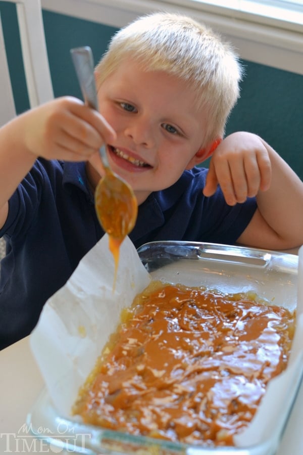 Eas Caramel Apple Crumble Bars | MomOnTimeout.com | #caramel #apple #dessert #recipe