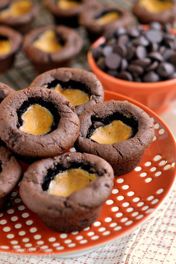 These Pumpkin Cheesecake Chocolate Cookie Cups feature a rich, chocolate cookie cup filled with creamy pumpkin cheesecake - totally divine! | MomOnTimeout.com | #pumpkin #chocolate #cookie #dessert #recipe