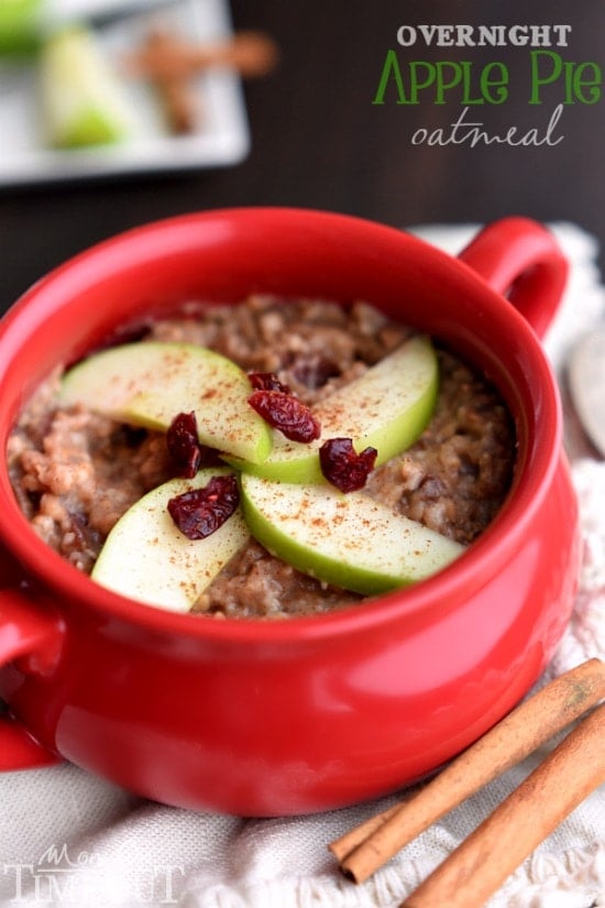 apple pie slow cooker oatmeal topped with fresh apple slices 