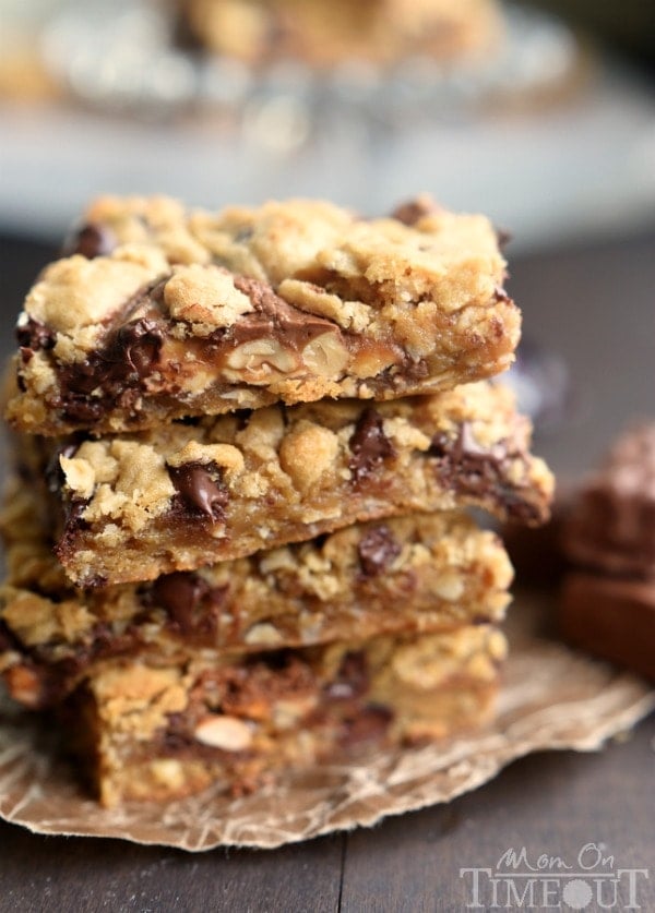 Peanut Butter Snickers Cookie Bars - all things good in this world. These bars are delightfully chewy, incredibly moist, and just oozing with chocolate and peanut butter flavor. | MomOnTimeout.om