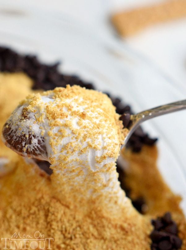 Make this 5 Minute Mocha S'mores Dip and satisfy everyone's deepest s'mores cravings all year long! This easy dessert recipe has a mocha pudding base that is perfect for chocolate lovers! | MomOnTimeout.com | #IDelightIn10 #ad