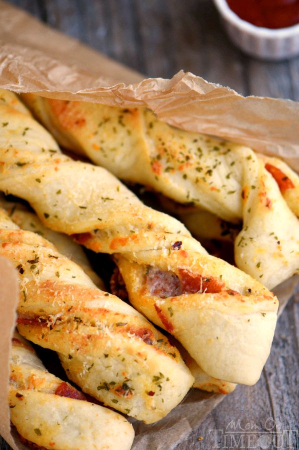 Perfect for game day celebrations or a fun, kid-friendly dinner, these Pepperoni Pizza Twists are guaranteed to become a new family favorite! Easy, cheesy, awesomeness!