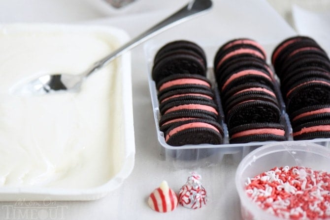 holiday-dipped-peppermint-oreos-dipping