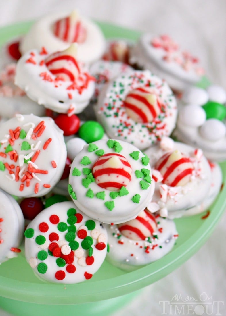 hese Holiday Dipped Oreos make an inexpensive and festive gift for Christmas! Follow my easy how-to instructions and tips and you'll be churning out gourmet dipped Oreos in no time!
