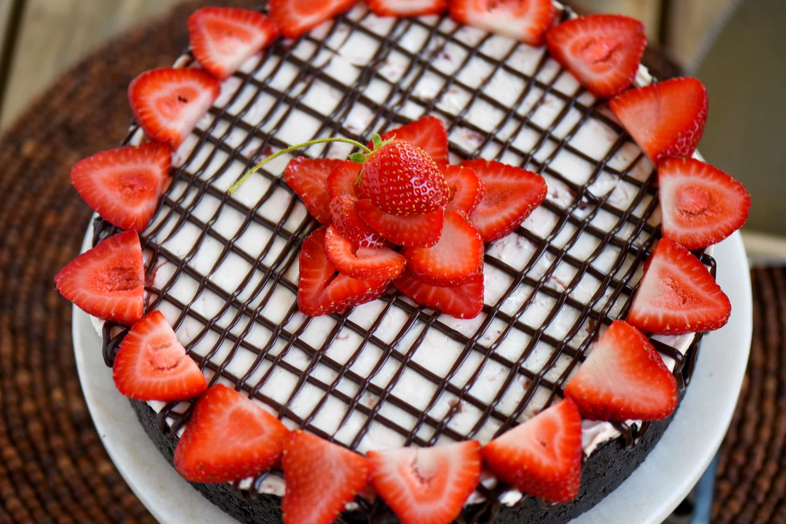 no-bake-strawberry-cheesecake-ganache-oreo-crust-wide
