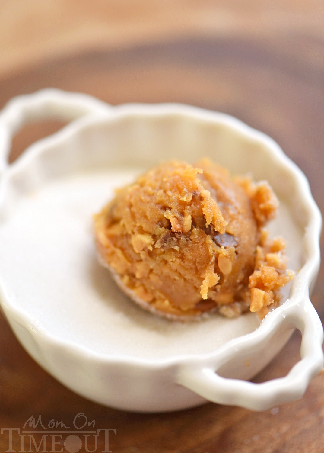 These easy, 5-ingredient Flourless Toffee Peanut Butter Cookies are the most peanut-buttery cookie EVER! The perfect cookie for peanut butter lovers! Serve with an ice cold glass of milk for extreme satisfaction! // Mom On Timeout