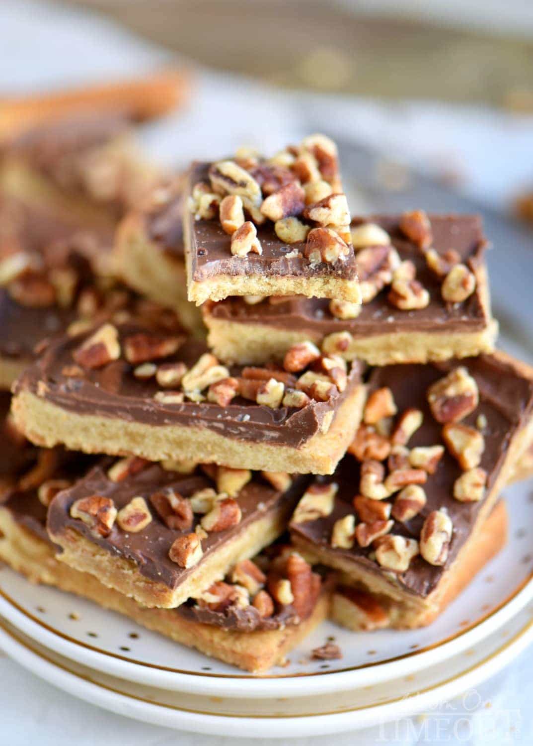 You’re going to go crazy for these Easy Toffee Bars! Simply delicious cookie bars topped with milk chocolate and pecans! Just fantastic! // Mom On Timeout