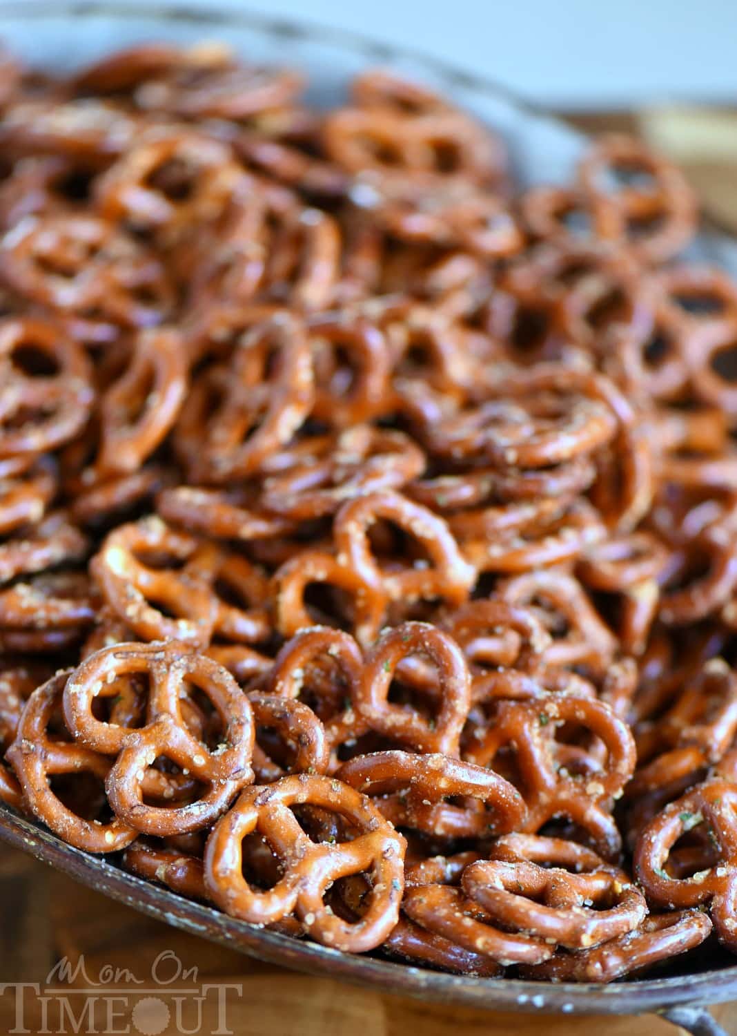 These Spicy Ranch Pretzels are totally addicting and use only 4 ingredients! This delightfully easy recipe is sure to become a new family favorite! Perfect for game day! // Mom On Timeout