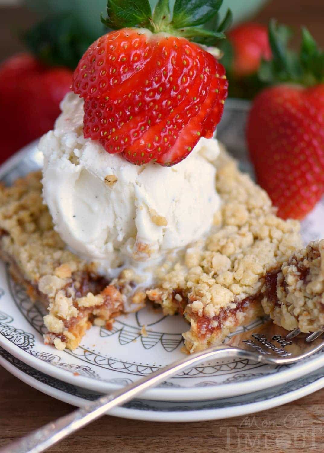 Dessert has never been easier or more delicious than with these 4 Ingredient Strawberry Oat Crumb Bars! Serve warm with ice cream for an exceptionally delicious treat! // Mom On Timeout