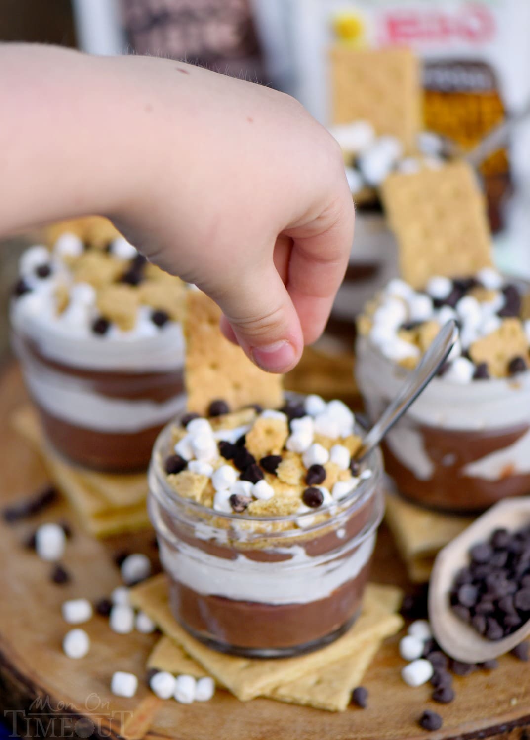 Welcome to your new favorite treat! These S'mores Pudding Parfaits are the perfect easy dessert made with new JELL-O SIMPLY GOOD pudding mix! Simple, sweet goodness that is impossible to resist! // Mom On Timeout #ad