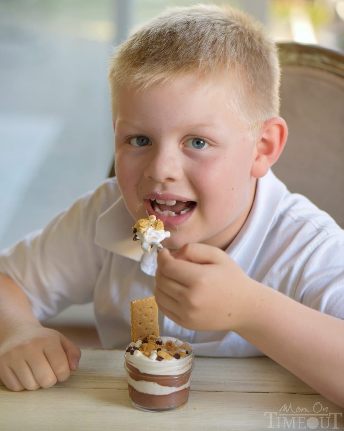 Welcome to your new favorite treat! These S'mores Pudding Parfaits are the perfect easy dessert made with new JELL-O SIMPLY GOOD pudding mix! Simple, sweet goodness that is impossible to resist! // Mom On Timeout #ad