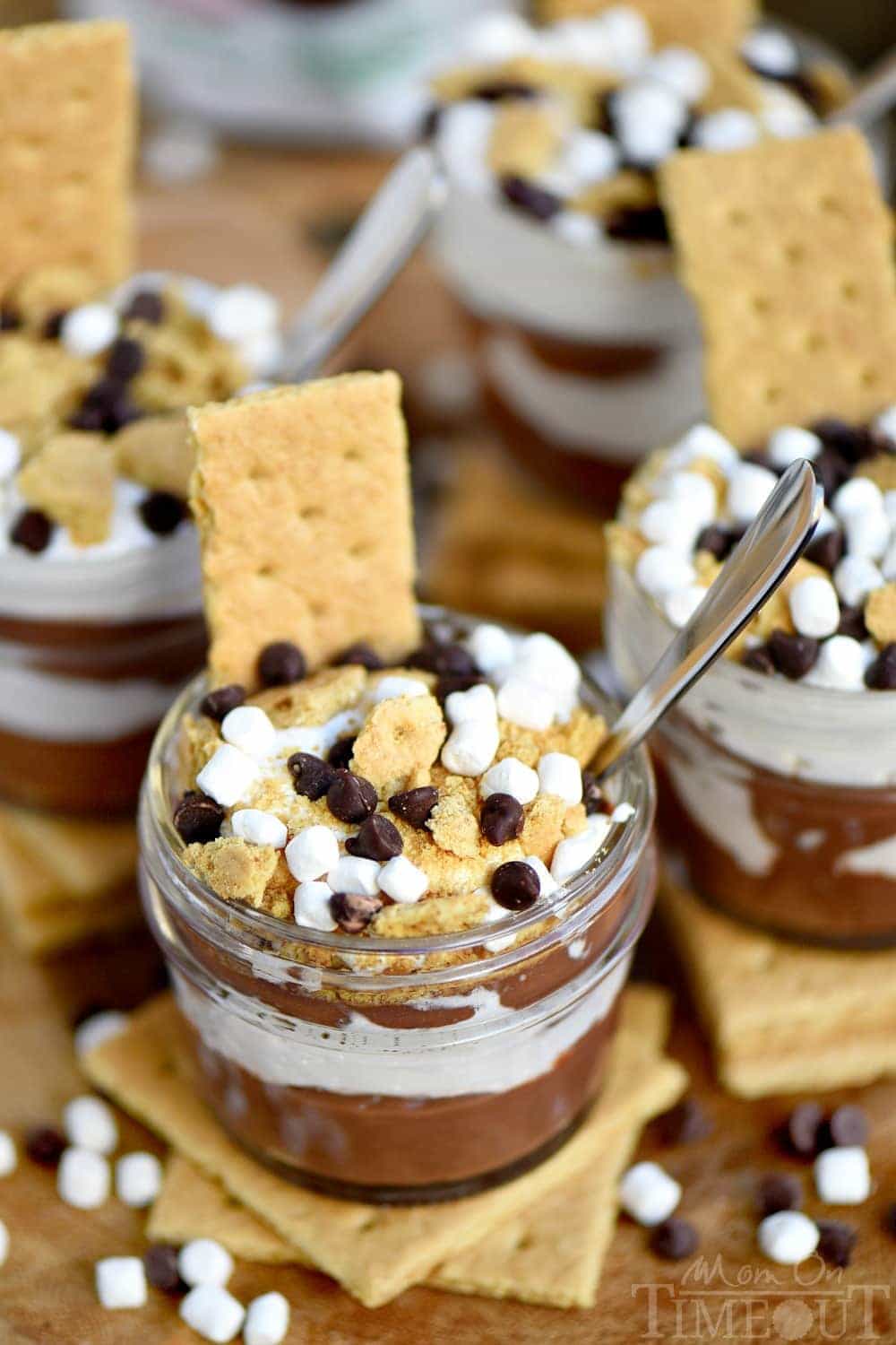 Welcome to your new favorite treat! These S'mores Pudding Parfaits are the perfect easy dessert made with new JELL-O SIMPLY GOOD pudding mix! Simple, sweet goodness that is impossible to resist! // Mom On Timeout #ad