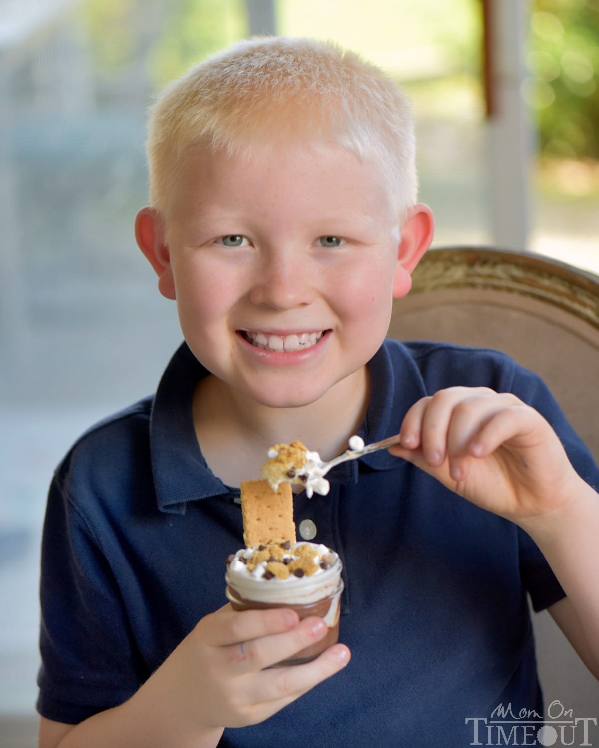 Welcome to your new favorite treat! These S'mores Pudding Parfaits are the perfect easy dessert made with new JELL-O SIMPLY GOOD pudding mix! Simple, sweet goodness that is impossible to resist! // Mom On Timeout #ad