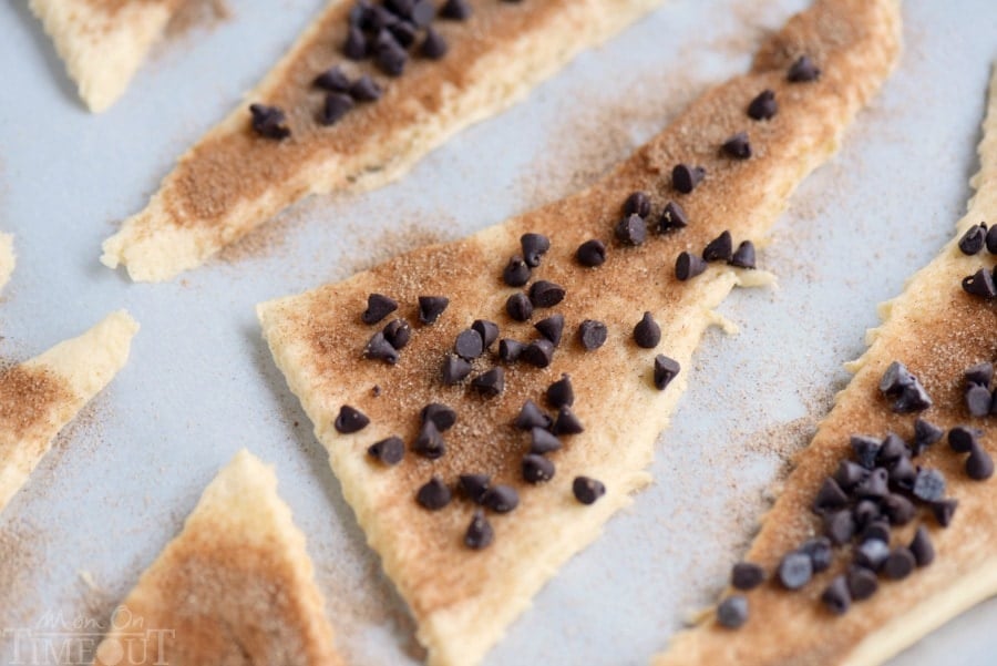 These Easy Chocolate Crescents take just minutes to prepare and use only 4 ingredients! Top with a sweet dusting of powdered sugar and you'll find them hard to resist. Great for breakfast, brunch, or dessert! // Mom On Timeout #chocolatechips