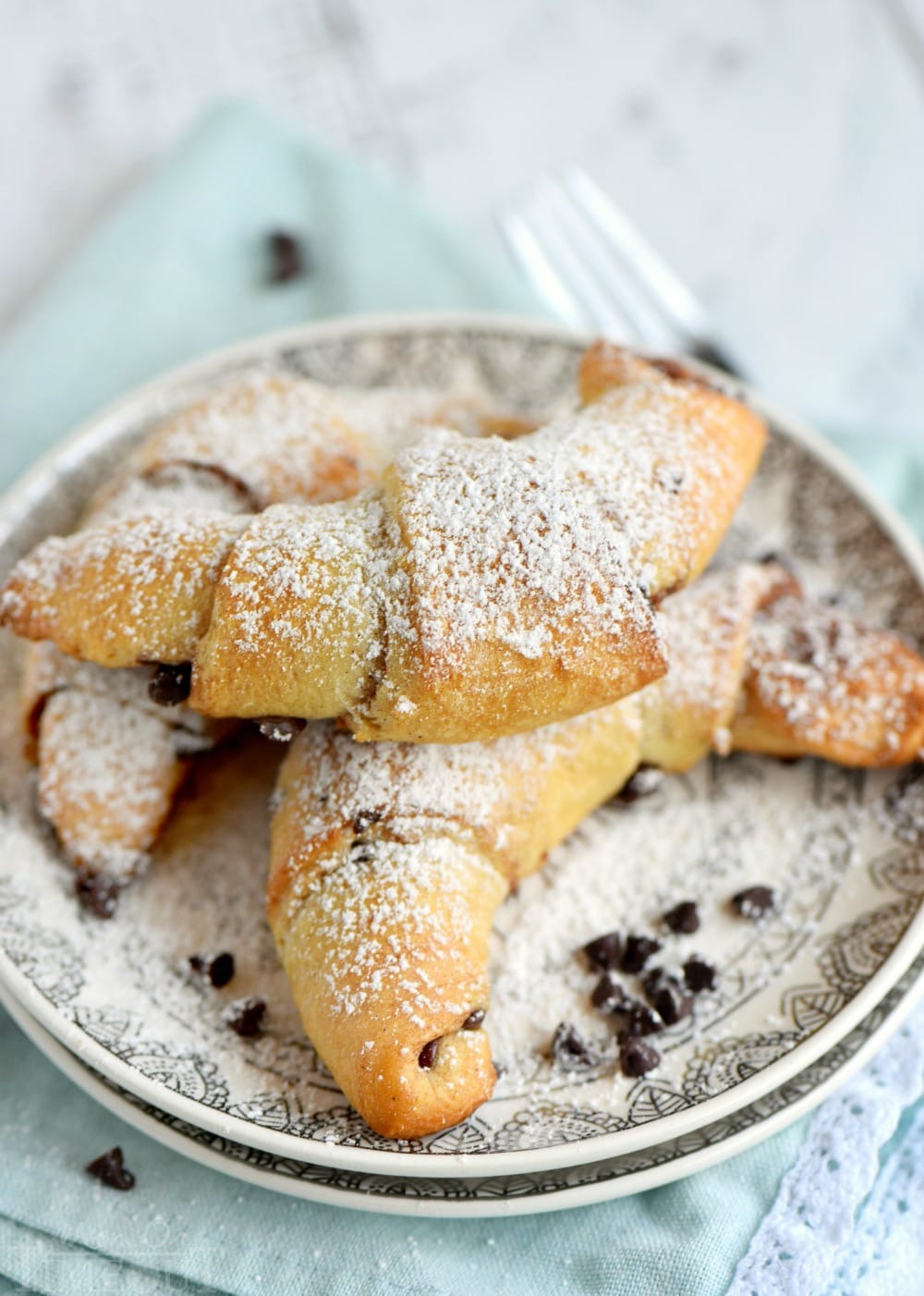 These Easy Chocolate Crescents take just minutes to prepare and use only 4 ingredients! Top with a sweet dusting of powdered sugar and you'll find them hard to resist. Great for breakfast, brunch, or dessert! // Mom On Timeout
