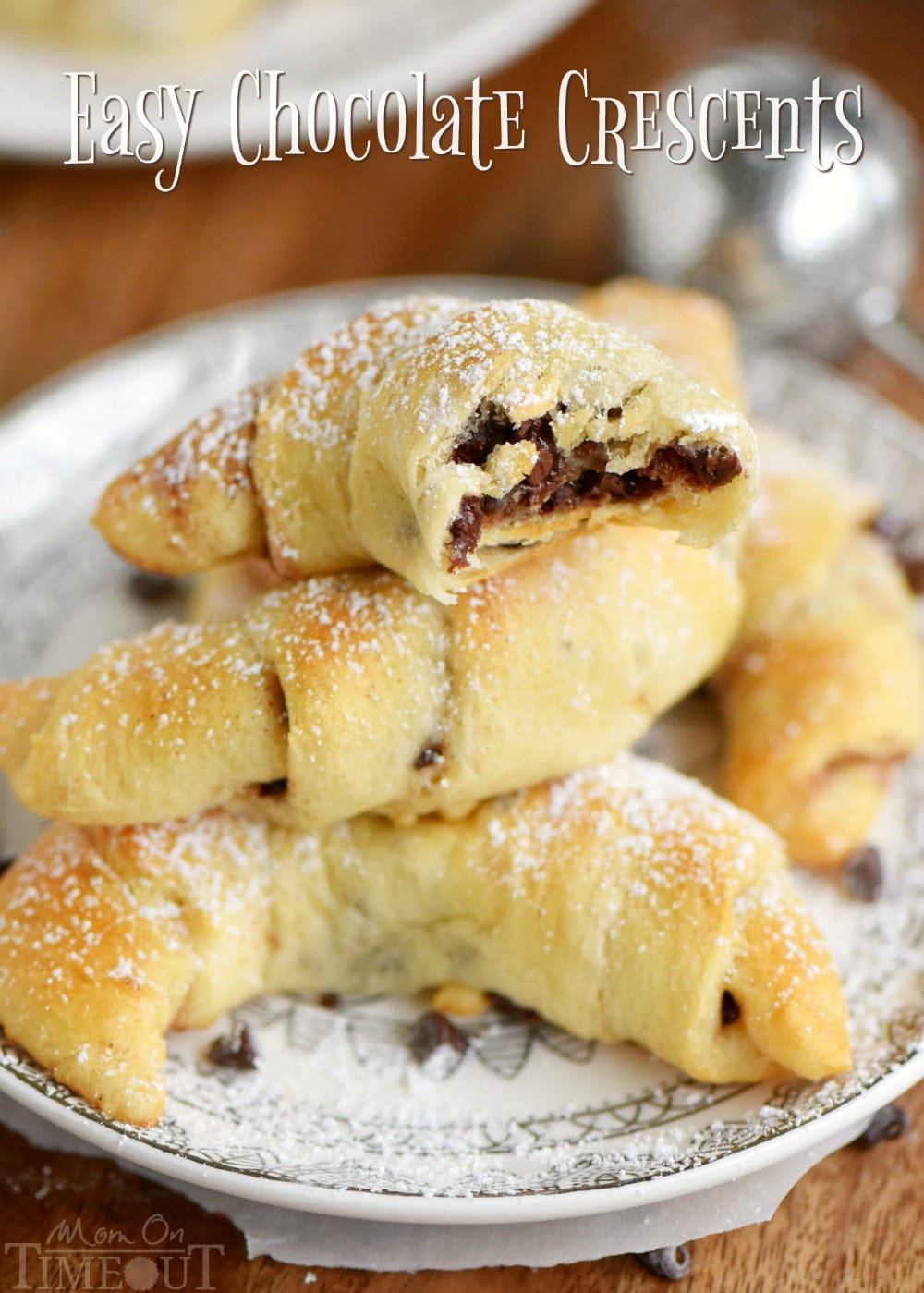 These Easy Chocolate Crescents take just minutes to prepare and use only 4 ingredients! Top with a sweet dusting of powdered sugar and you'll find them hard to resist. Great for breakfast, brunch, or dessert! // Mom On Timeout #breakfast #brunch #dessert #chocolate #easy #recipe #momontimeout