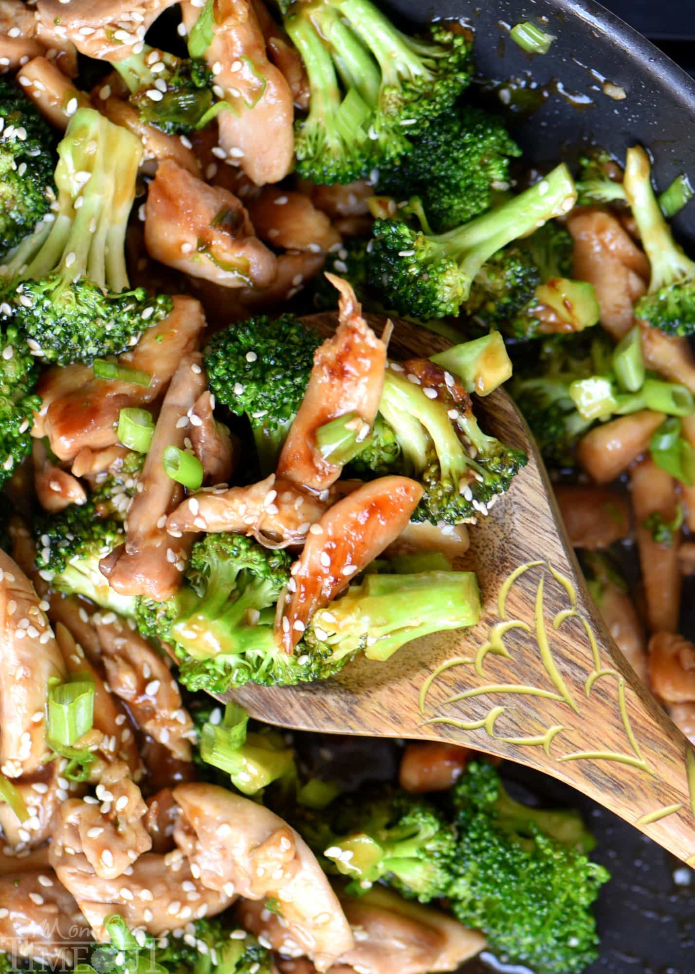 This easy 20 Minute Sesame Chicken with Broccoli is going to quickly become your favorite go-to easy dinner! Serve over white or brown rice for a perfect meal! So much better than takeout! // Mom On Timeout