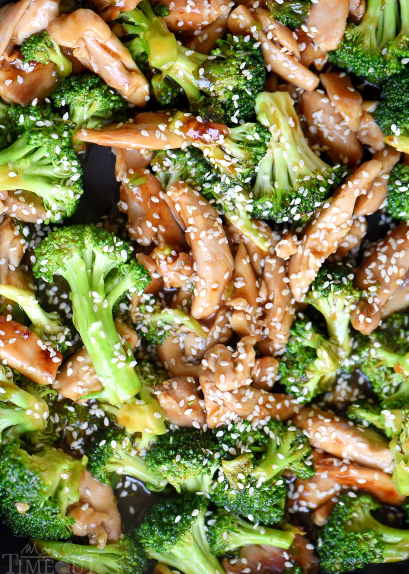 This easy 20 Minute Sesame Chicken with Broccoli is going to quickly become your favorite go-to easy dinner! Serve over white or brown rice for a perfect meal! So much better than takeout! // Mom On Timeout