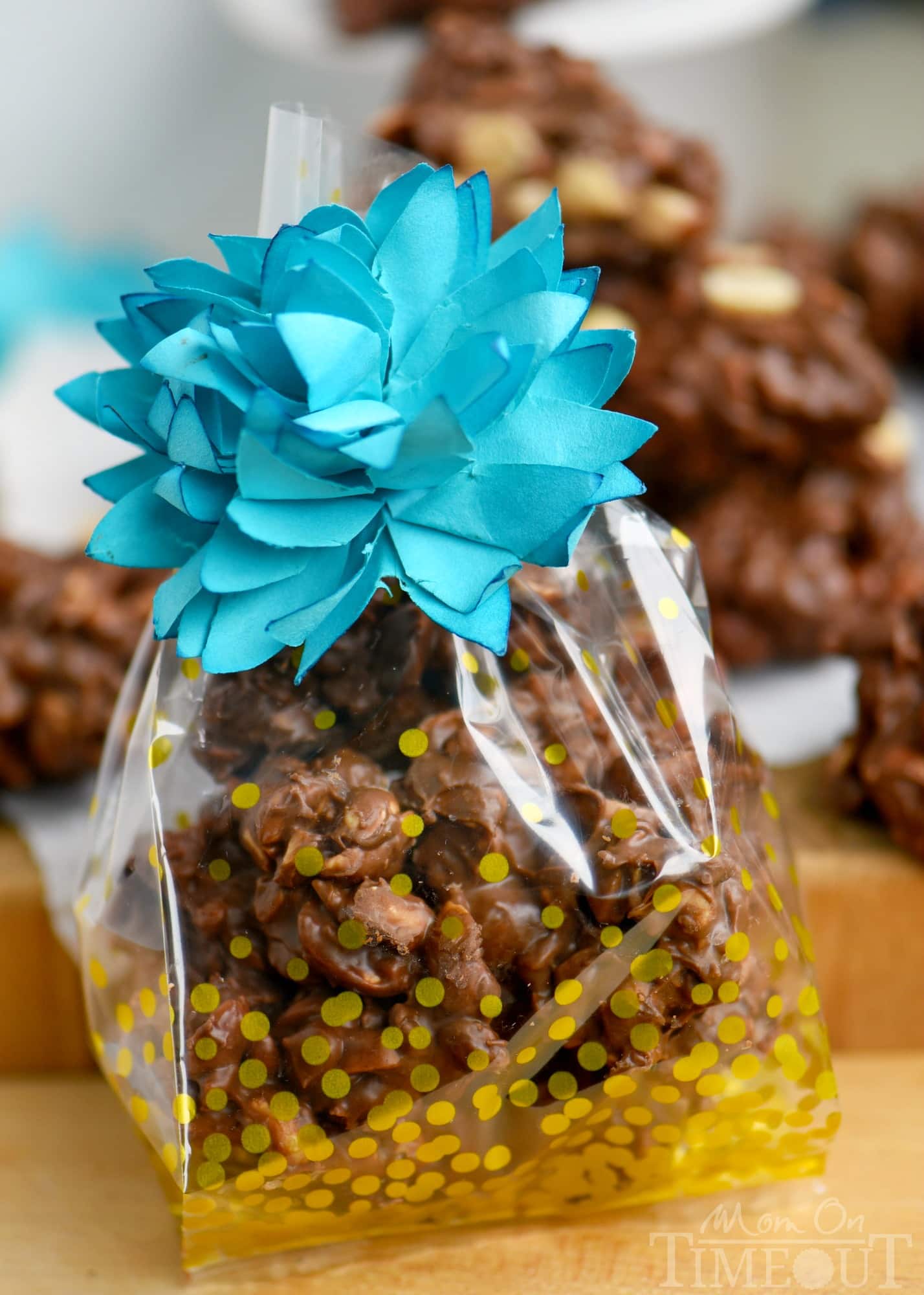 These Toffee Peanut Clusters are made in the microwave and use only FIVE ingredients! A simple, delicious, easy candy recipe that everyone will enjoy! Great for gifts! // Mom On Timeout