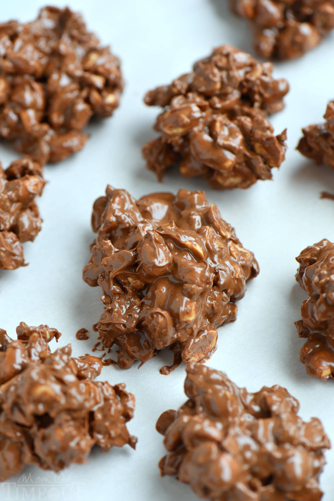 These Toffee Peanut Clusters are made in the microwave and use only FIVE ingredients! A simple, delicious, easy candy recipe that everyone will enjoy! Great for gifts! // Mom On Timeout