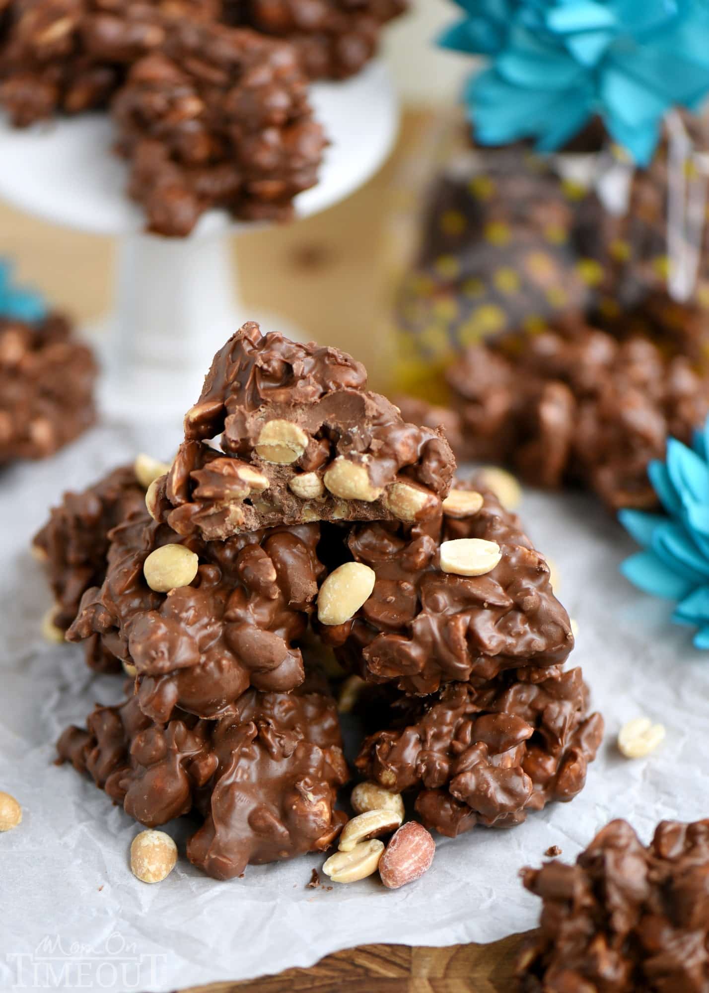 These Toffee Peanut Clusters are made in the microwave and use only FIVE ingredients! A simple, delicious, easy candy recipe that everyone will enjoy! Great for gifts! // Mom On Timeout