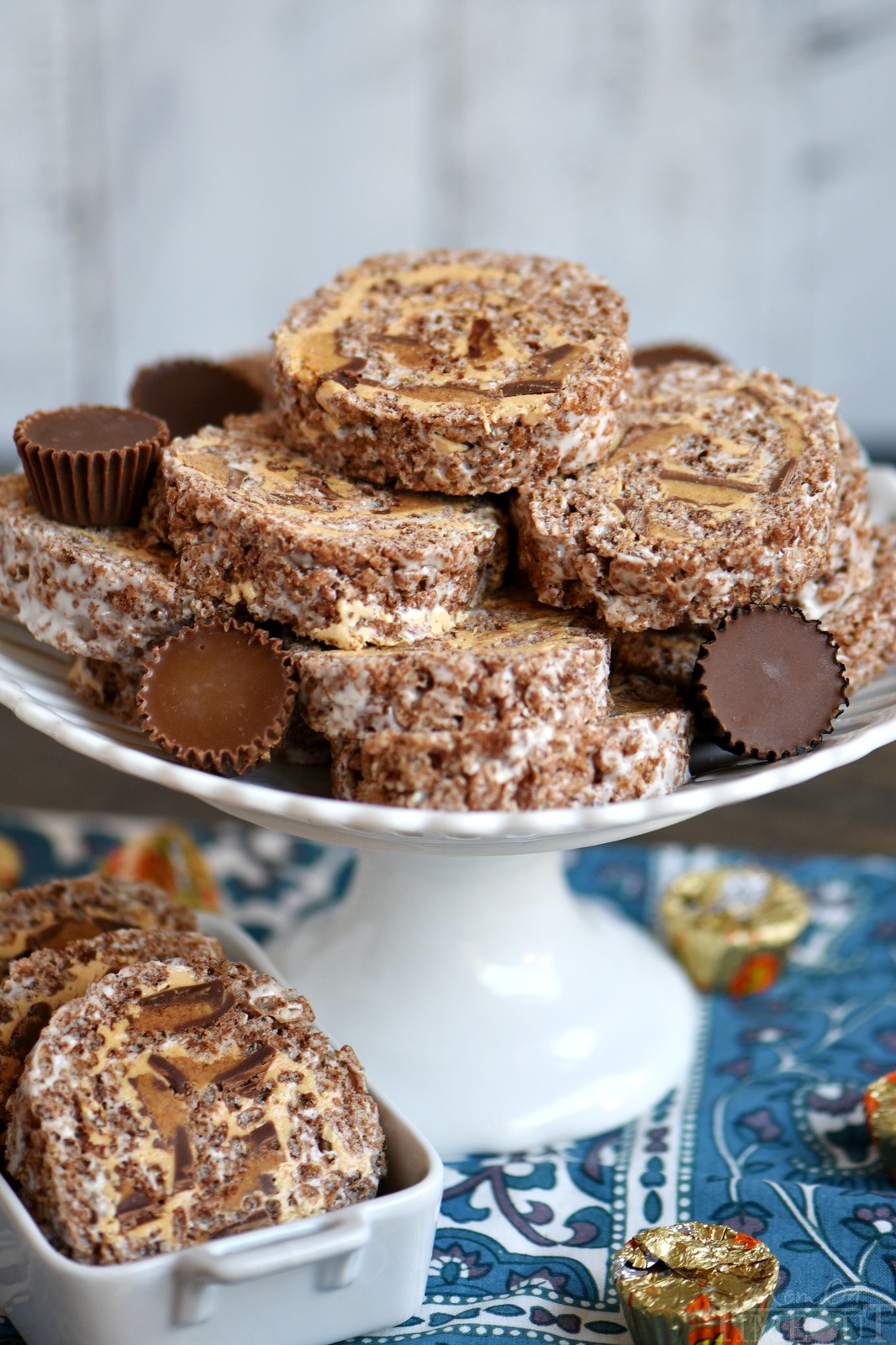 These Peanut Butter Cup Rice Krispie Treats Pinwheels are my new favorite treat and sure to be a hit with the peanut butter lover in your life. Layers of chocolate, marshmallow, peanut butter and peanut butter cups are rolled up into an irresistible dessert! Great for parties! // Mom On Timeout