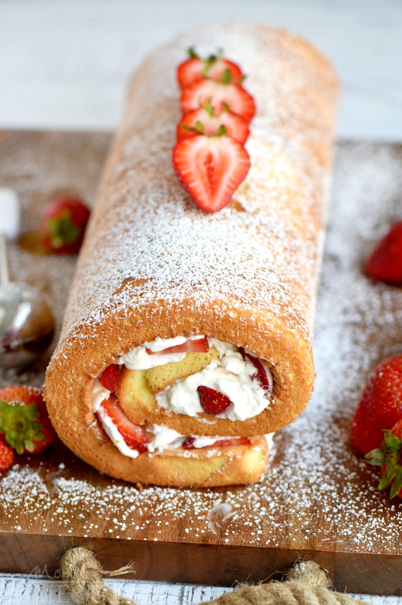 strawberry-cake-roll-whole
