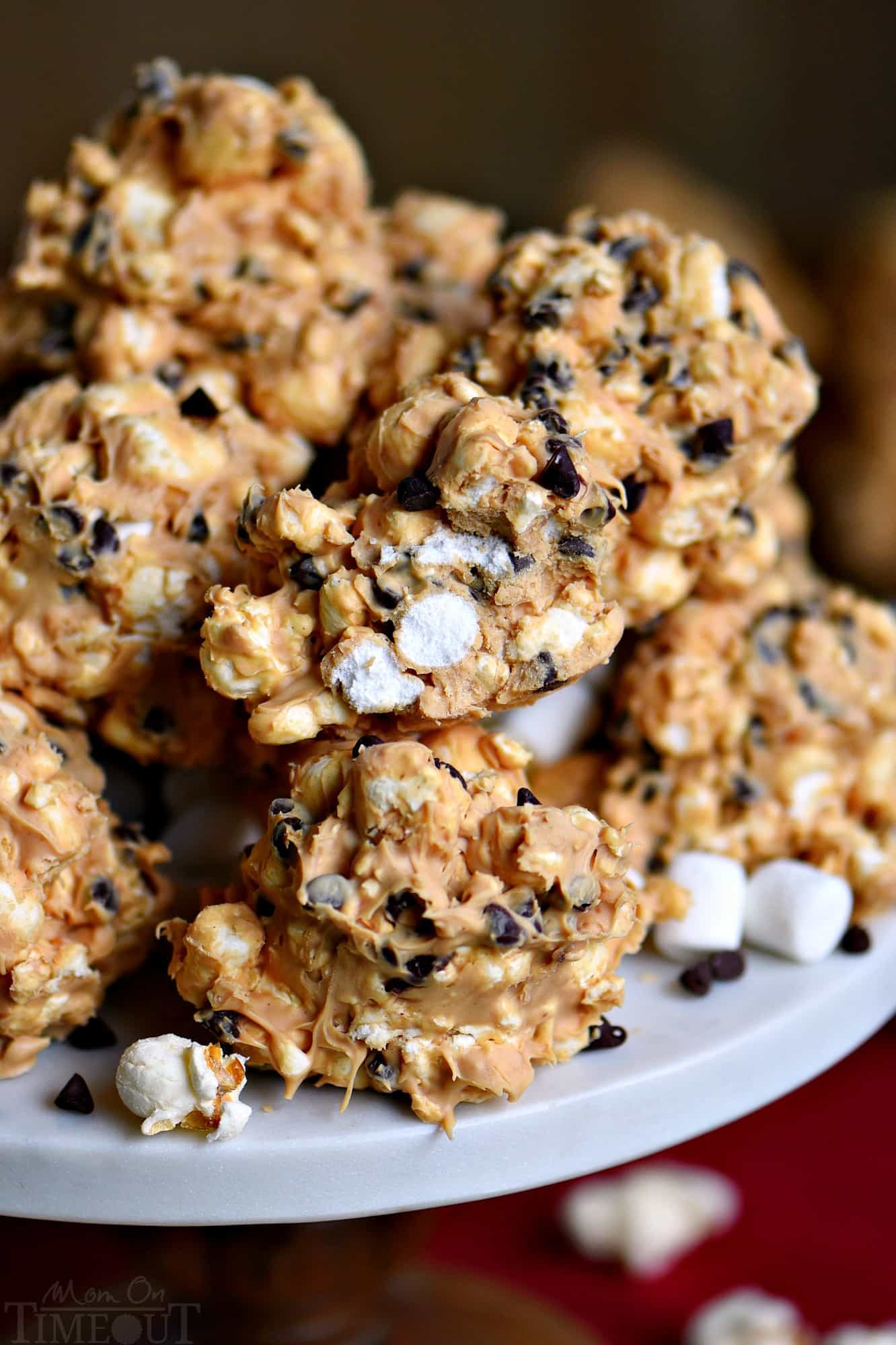 No Bake Avalanche Popcorn Treats are a must-make for the holiday season! Peanut butter, popcorn, marshmallows and chocolate chips combine for an easy, no bake treat that everyone will love! // Mom On Timeout 
