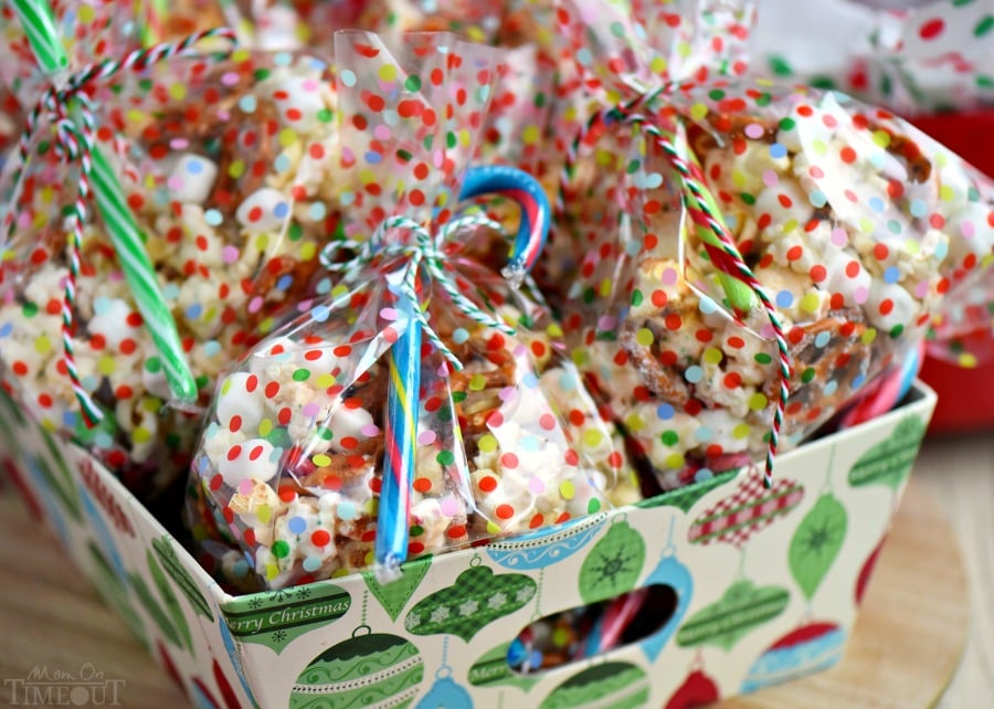 This wonderfully festive Snow Day Snack Mix is the perfect easy treat! Both sweet and salty, this holiday snack mix is great for Christmas, movie nights, parties, gifts and so much more! // Mom On Timeout #christmas #dessert #snack #pretzels #marshmallows #redandgreen #momontimeout