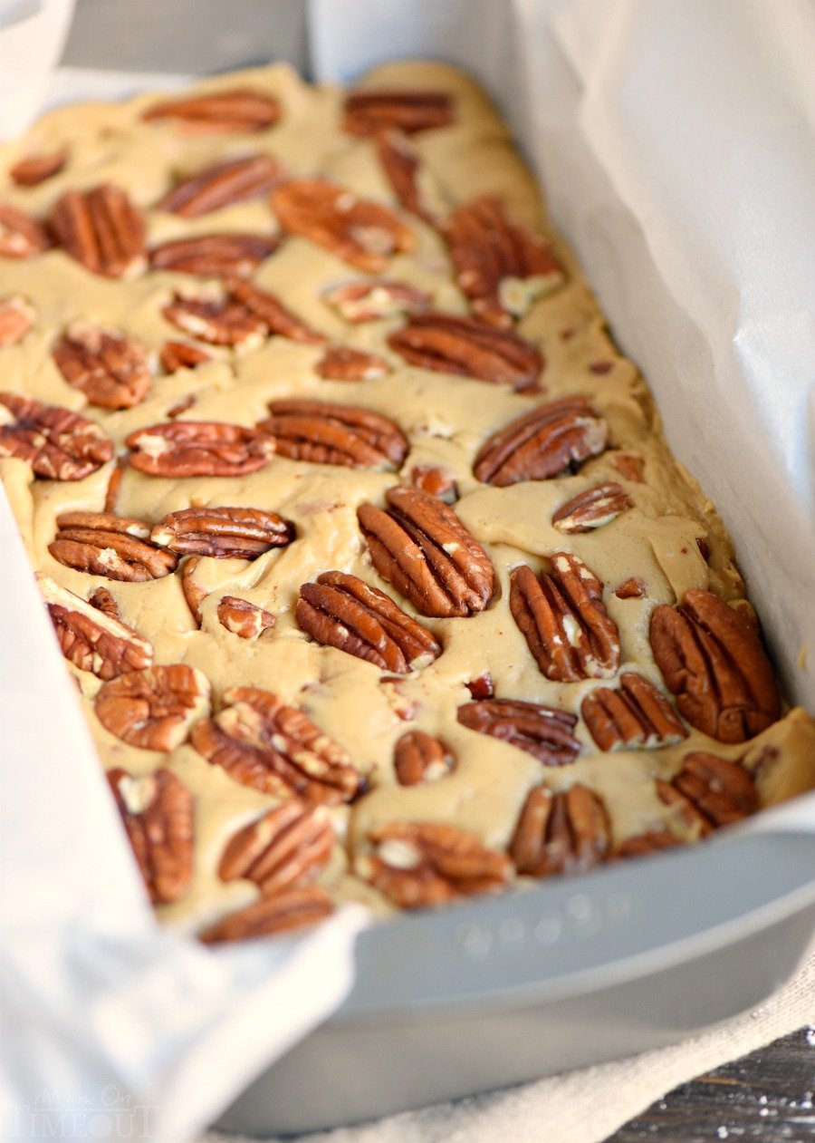 Cette merveilleuse recette rapide et facile de Penuche vous époustouflera par son incroyable saveur de sucre brun et sa texture crémeuse ! Parfait pour les fêtes et un ajout savoureux aux plateaux de biscuits et aux tables de desserts ! // Mom On Timeout's amazing brown sugar flavor and creamy texture! Perfect for the holidays and a tasty addition to cookie trays and dessert tables! // Mom On Timeout