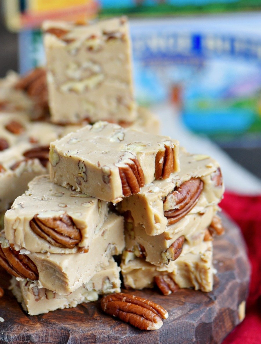 Cette recette de Penuche merveilleusement facile vous épatera par son incroyable saveur de cassonade et sa texture crémeuse ! Parfait pour les fêtes et un ajout savoureux aux plateaux de biscuits et aux tables de desserts!'s amazing brown sugar flavor and creamy texture! Perfect for the holidays and a tasty addition to cookie trays and dessert tables!