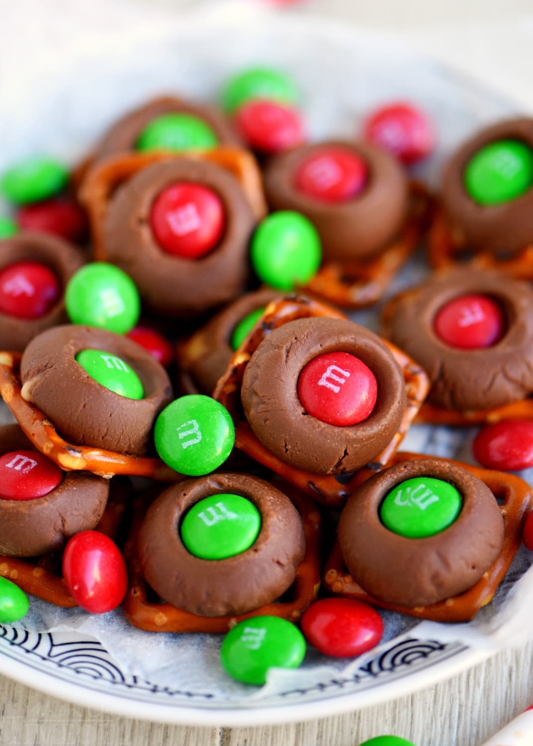 Just 3 easy ingredients and 5 quick minutes are all you need for these super delicious Rolo Pretzel Buttons! 