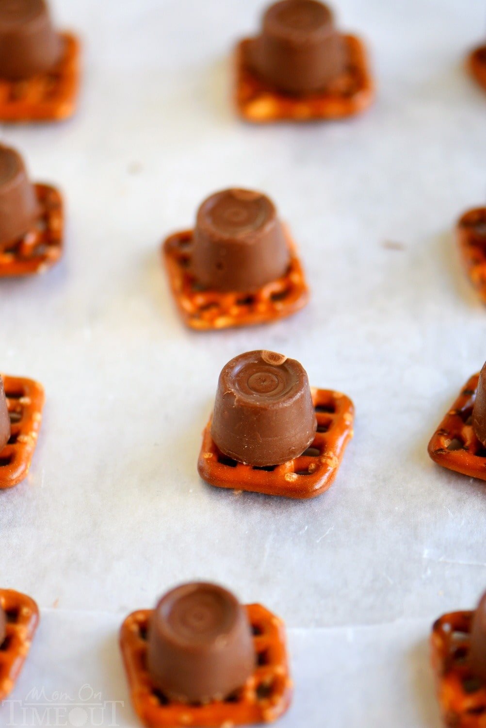 Just 3 easy ingredients and 5 quick minutes are all you need for these super delicious Rolo Pretzel Buttons! Great for Christmas, the holiday season, game day, parties and more!!