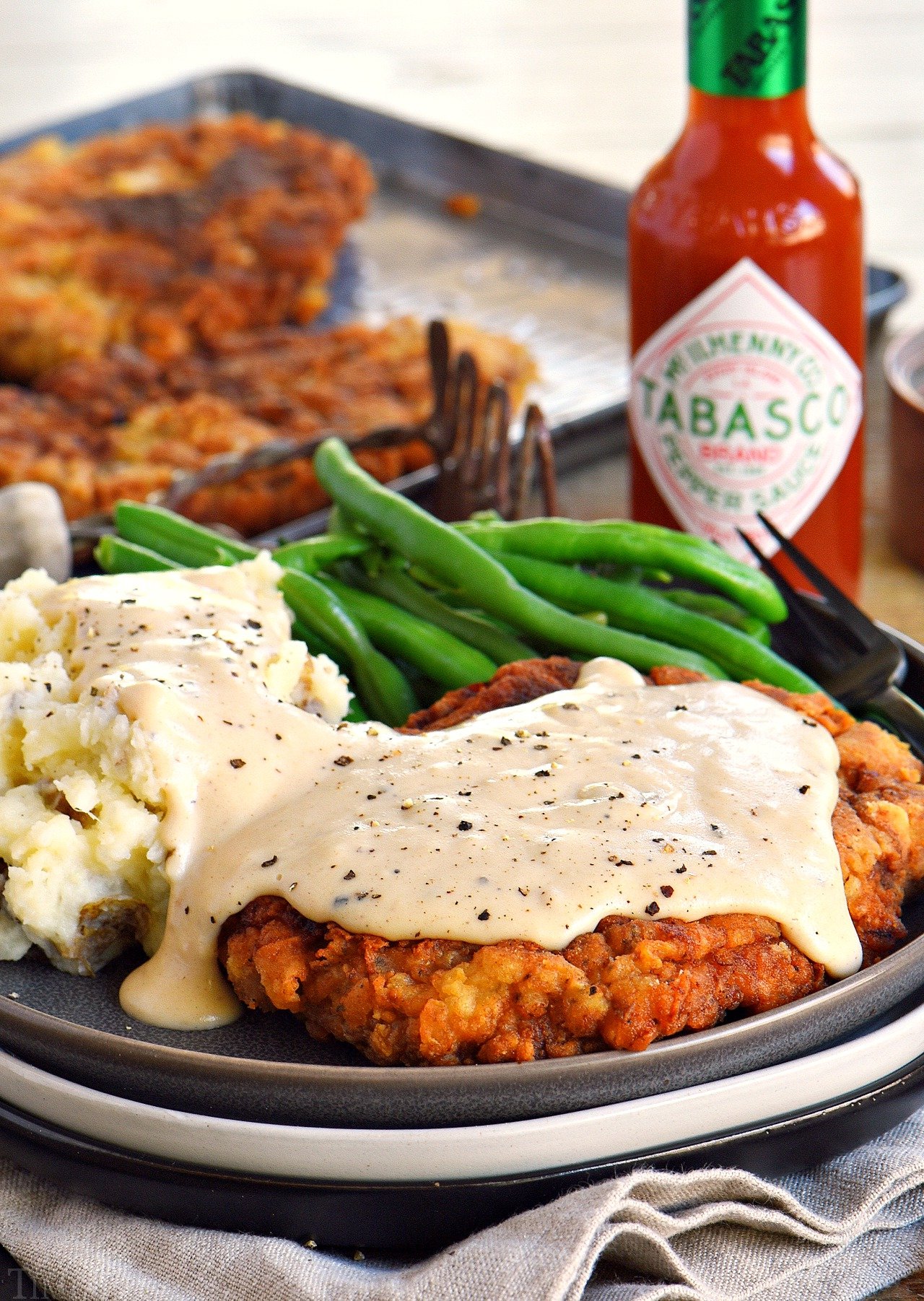 chicken-fried-steak-recipe-plated-with-mashed-potatoes-and-gravy