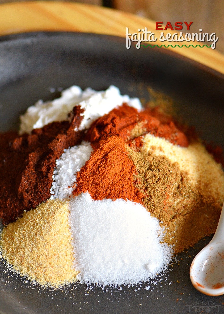 This Easy Fajita Seasoning recipe is great to have on hand! Lots of great flavor with ingredients that you have in your pantry. Adds amazing flavor to chicken, beef, pork and veggies! Makes a great gift as well for the foodies in your life too! // Mom On Timeout #fajita #seasoning #mix #homemade #diy #Mexican #spices #beef #chicken #veggies fajita seasoning recipe