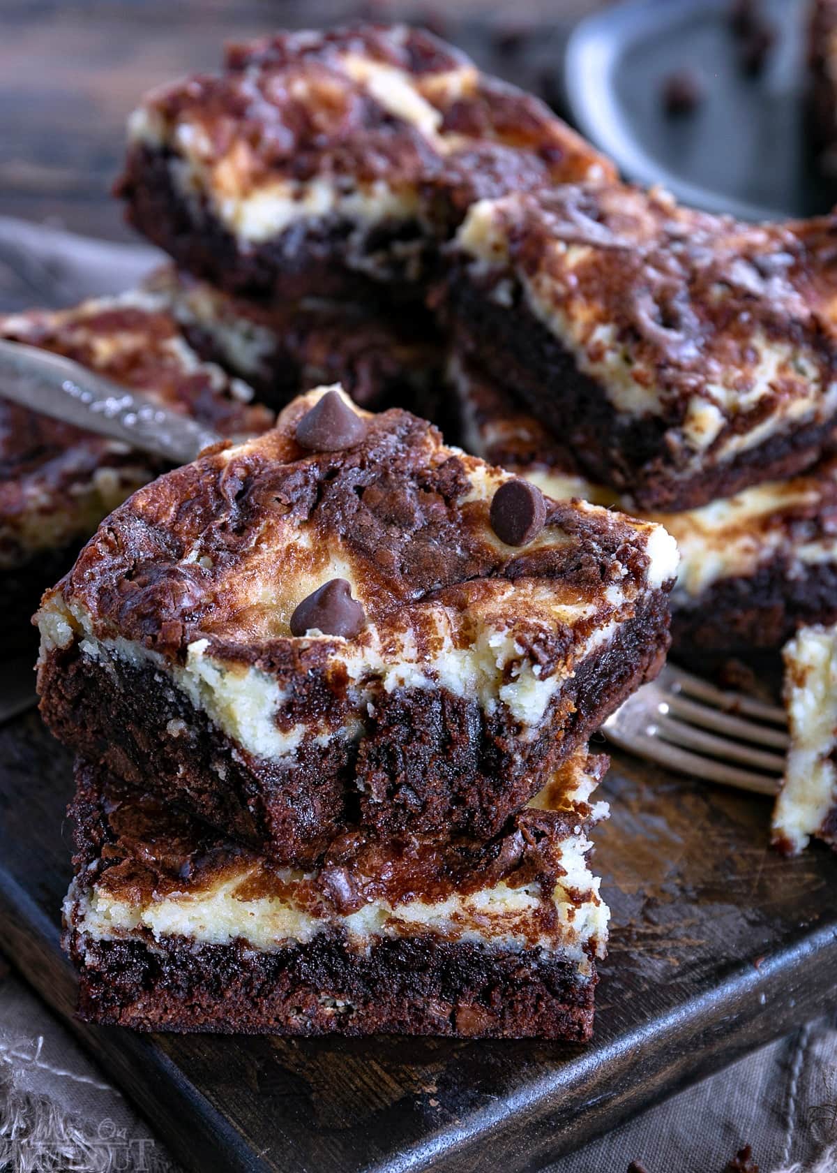 These Cheesecake Brownies are a mouth watering combination of two dessert favorites. Extra fudgy brownies topped with a creamy cheesecake layer makes for a an extra impressive dessert that no will be able to resist. // Mom On Timeout #cheesecake #brownies #recipe #dessert #desserts #baking #chocolate #recipes cheesecake-brownies-recipe-easy