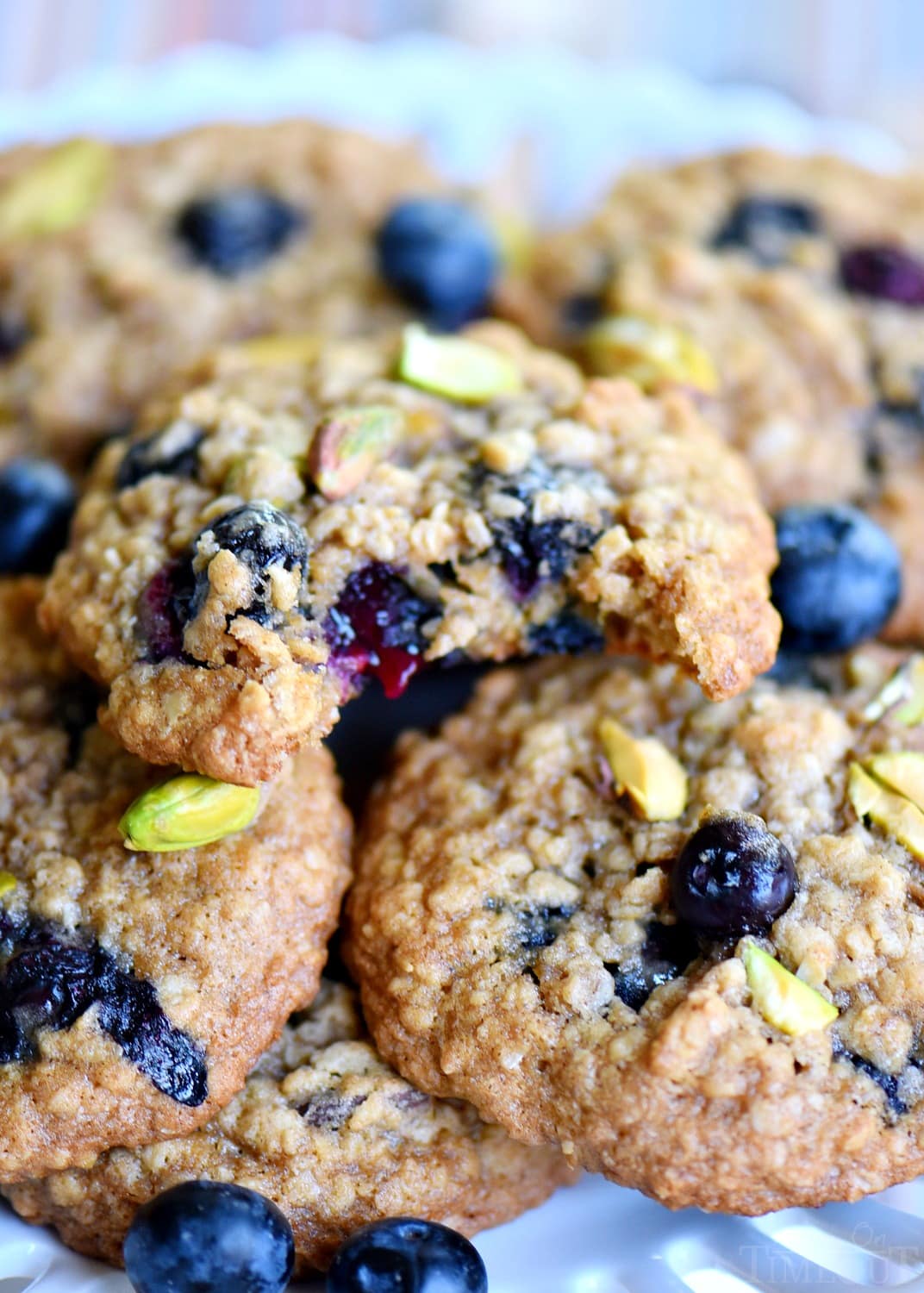 blueberry-pistachio-oatmeal-cookies-easy