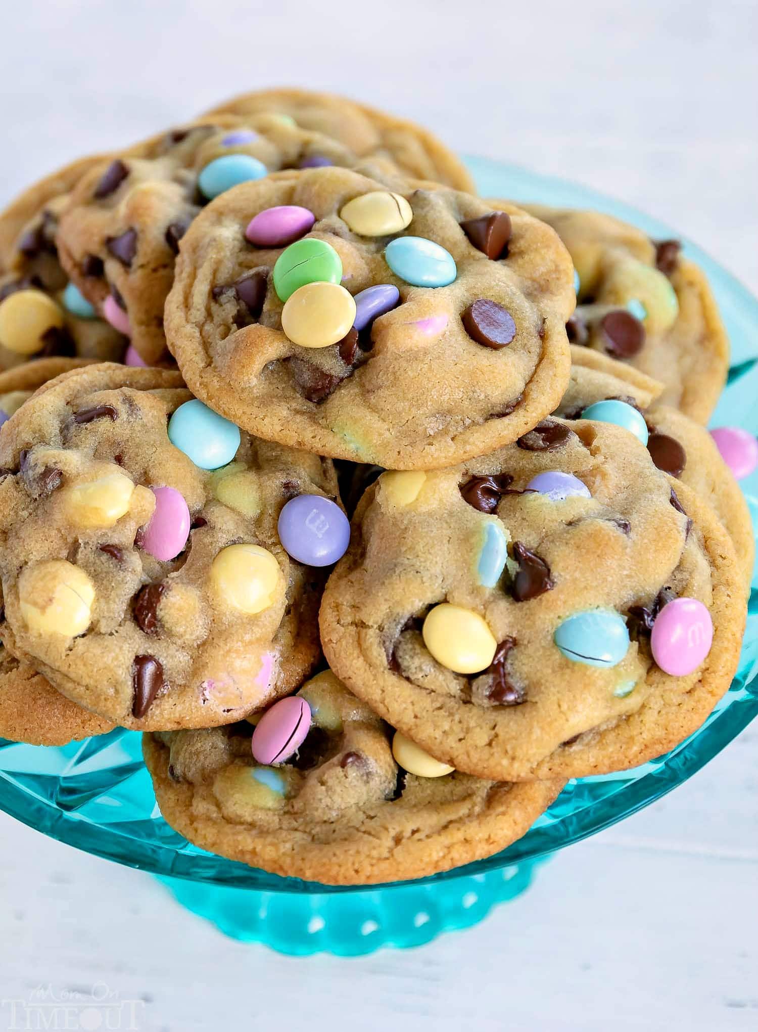 chocolate-chip-cookies-teal-cake-stand